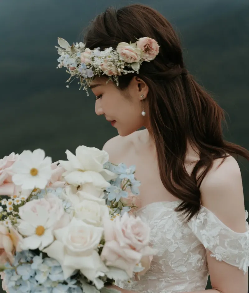 bouquet and flower crown wedding